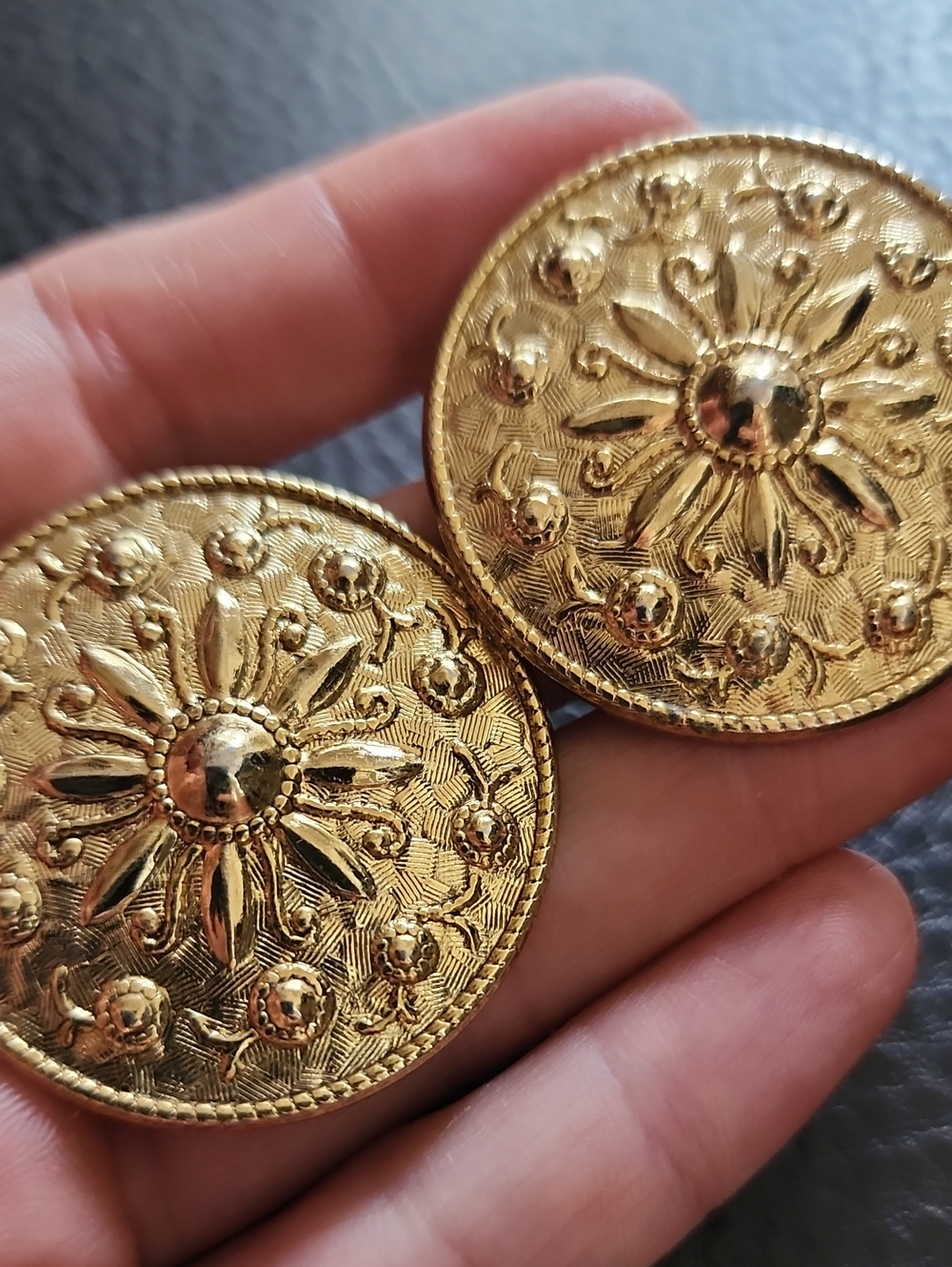 VTG Gold Floral Medallion Statement Clip Earrings - Women Jewelry